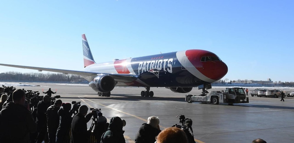 Das Mannschaftsflugzeug der Patriots hilft in der Krise aus