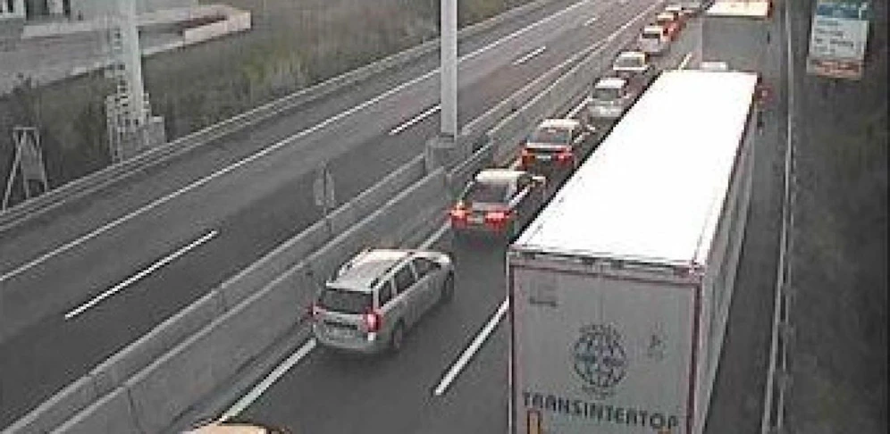 Stau nach Crash auf der A4 bei Bruck.