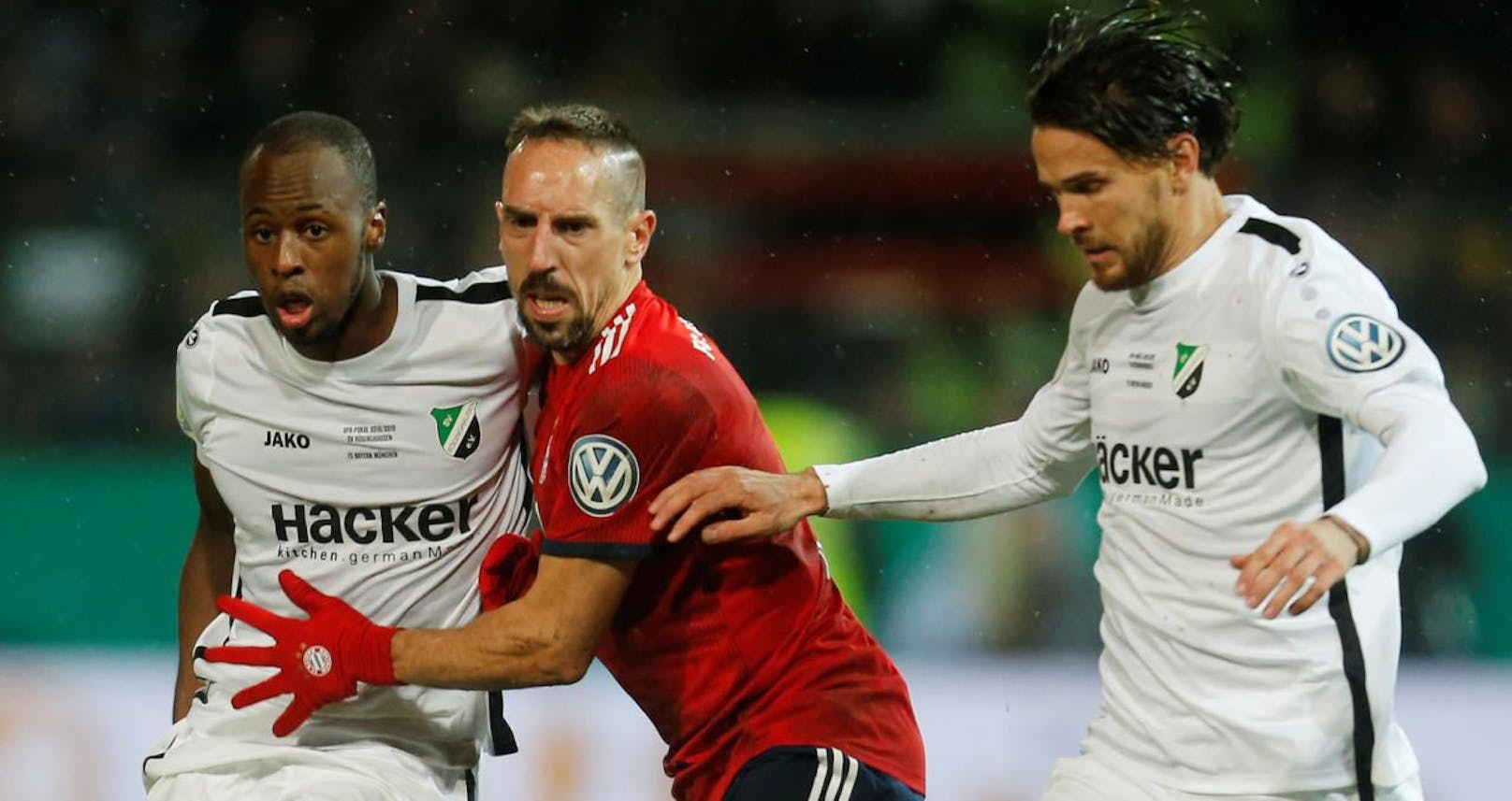 Franck Ribery (Mitte) setzte sich mit den Bayern mit 2:1 gegen einen Viertligisten durch.