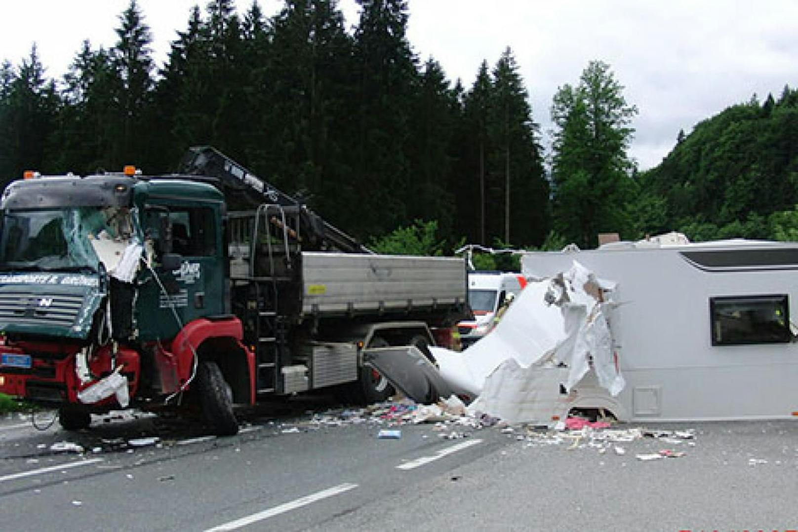 Der Laster und der völlig zertrümmerte Wohnwagen.