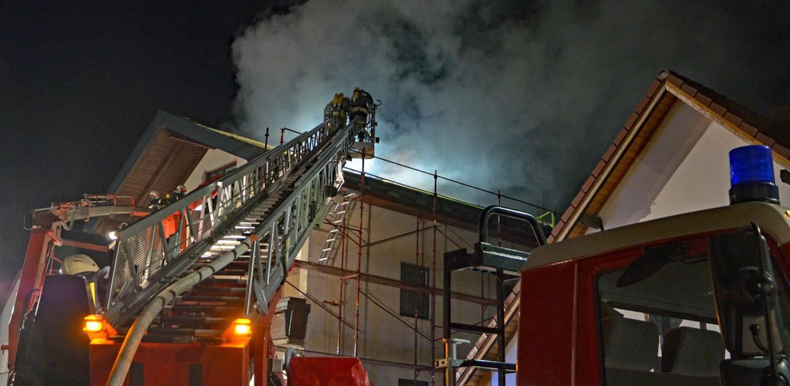 Feuer: 140 Einsatzkräfte bei Dachstuhlbrand