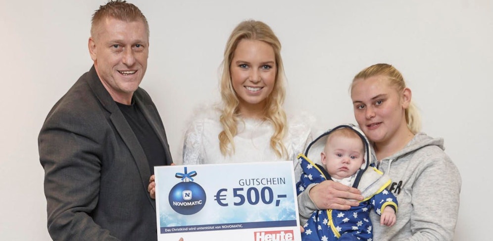 Albert, Simone und Sven sagen Danke zu Christkind Laura.