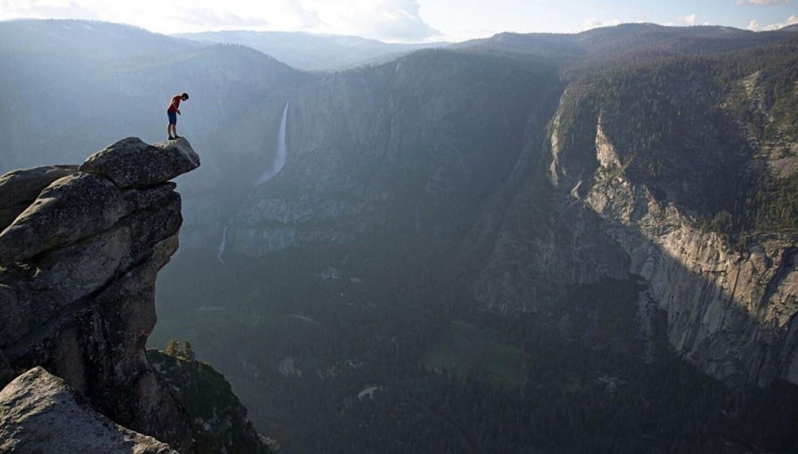 Am Ziel seiner Träume: Alex Honnold steht am Gipfel des &quot;El Capitan&quot;. 