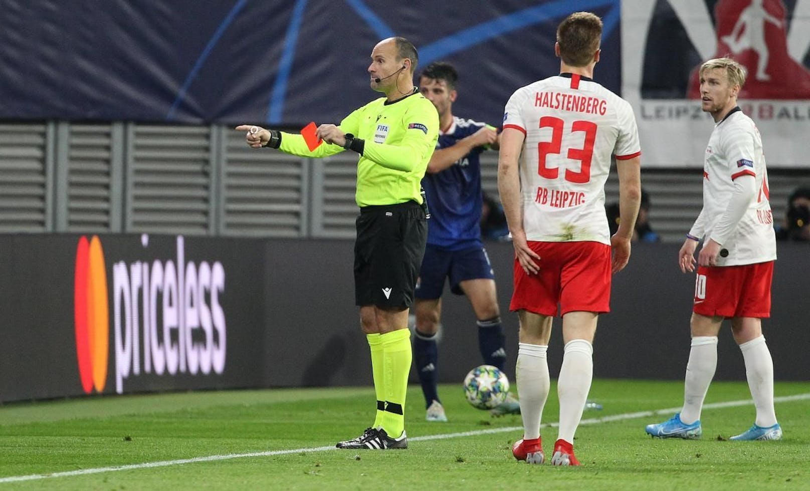 Referee Mateu Lahoz zeigt Leipzig-Physio Sekora die Rote Karte. 