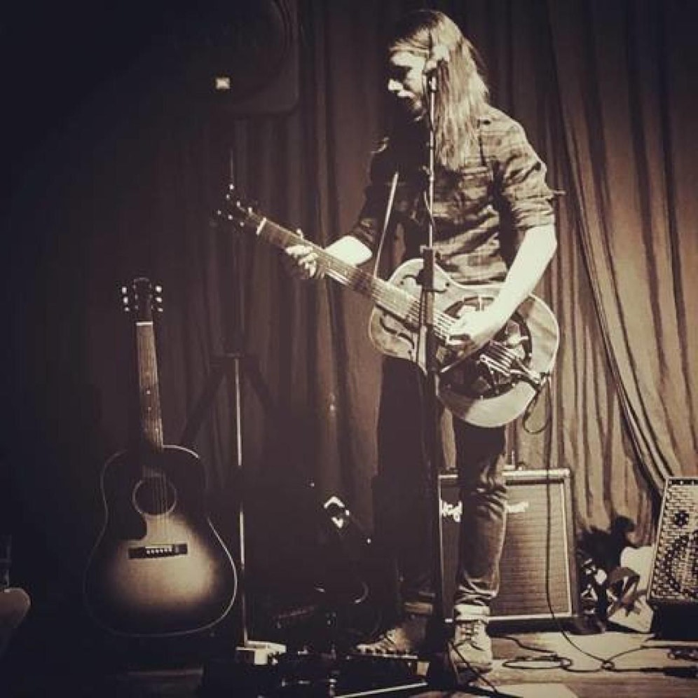 Mace Teller mit seiner Resonatorgitarre