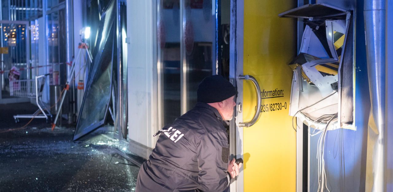 Heute.at - Bankomat gesprengt und Geschäft in Brand gesteckt