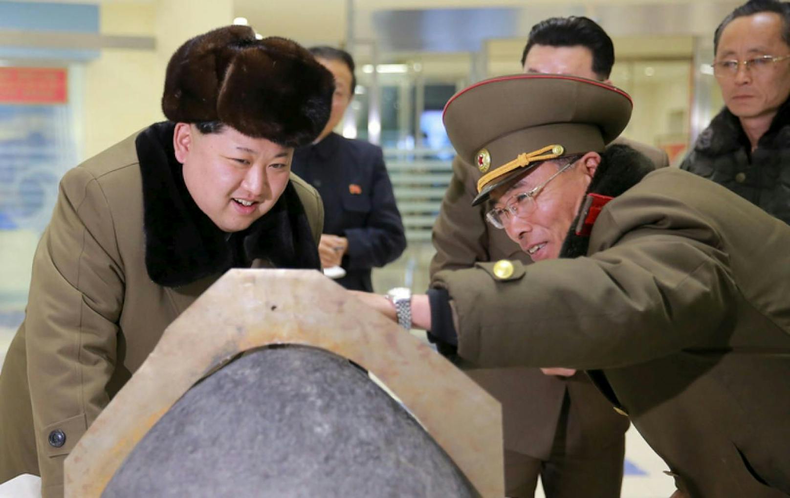 Nordkoreas Machthaber Kim Jong-Un lässt sich einen Raketenkopf zeigen