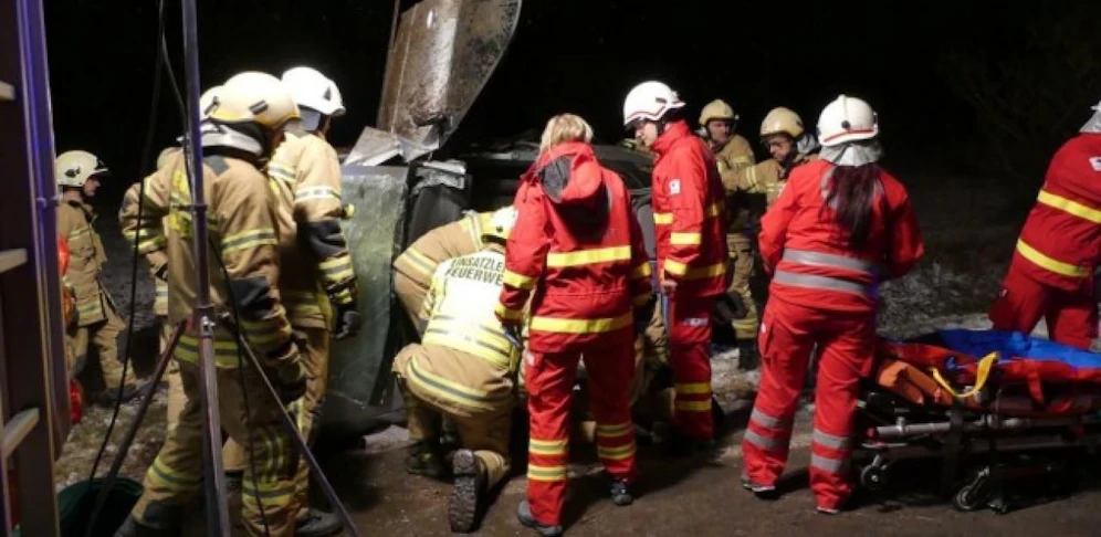 B96 in Unternberg (Sbg.): Lenkerbefreiung nach Auto-Überschlag