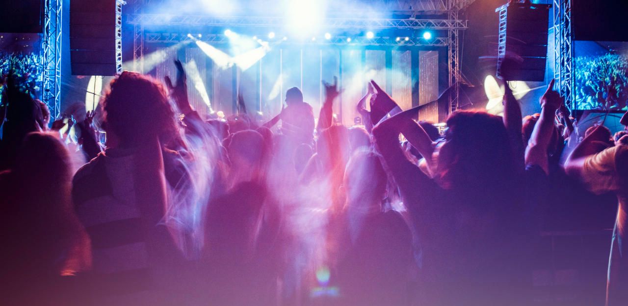 Wilde Szenen vor und in einer Disco im Bezirk Melk.