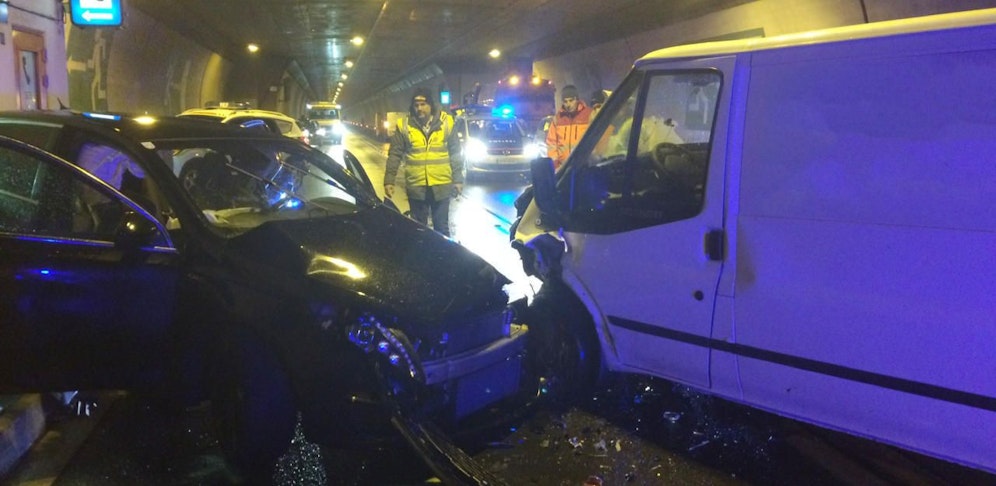 Die beiden Fahrzeuglenker wurden bei dem Unfall verletzt