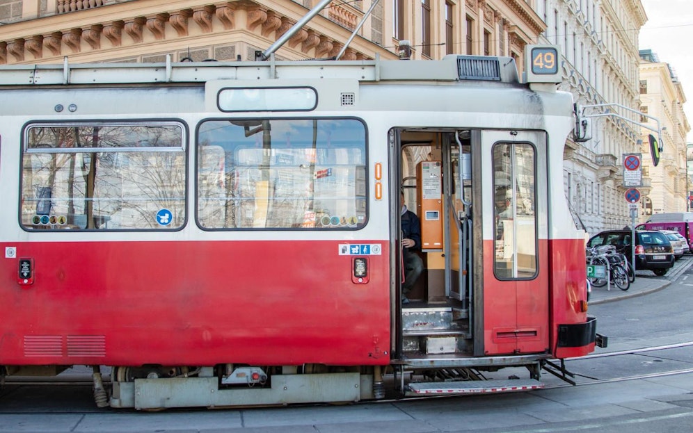 Ab sofort bleibt eine Flügeltür bei den alten Garnituren geschlossen (c) Wiener Linien/ Manfred Helmer