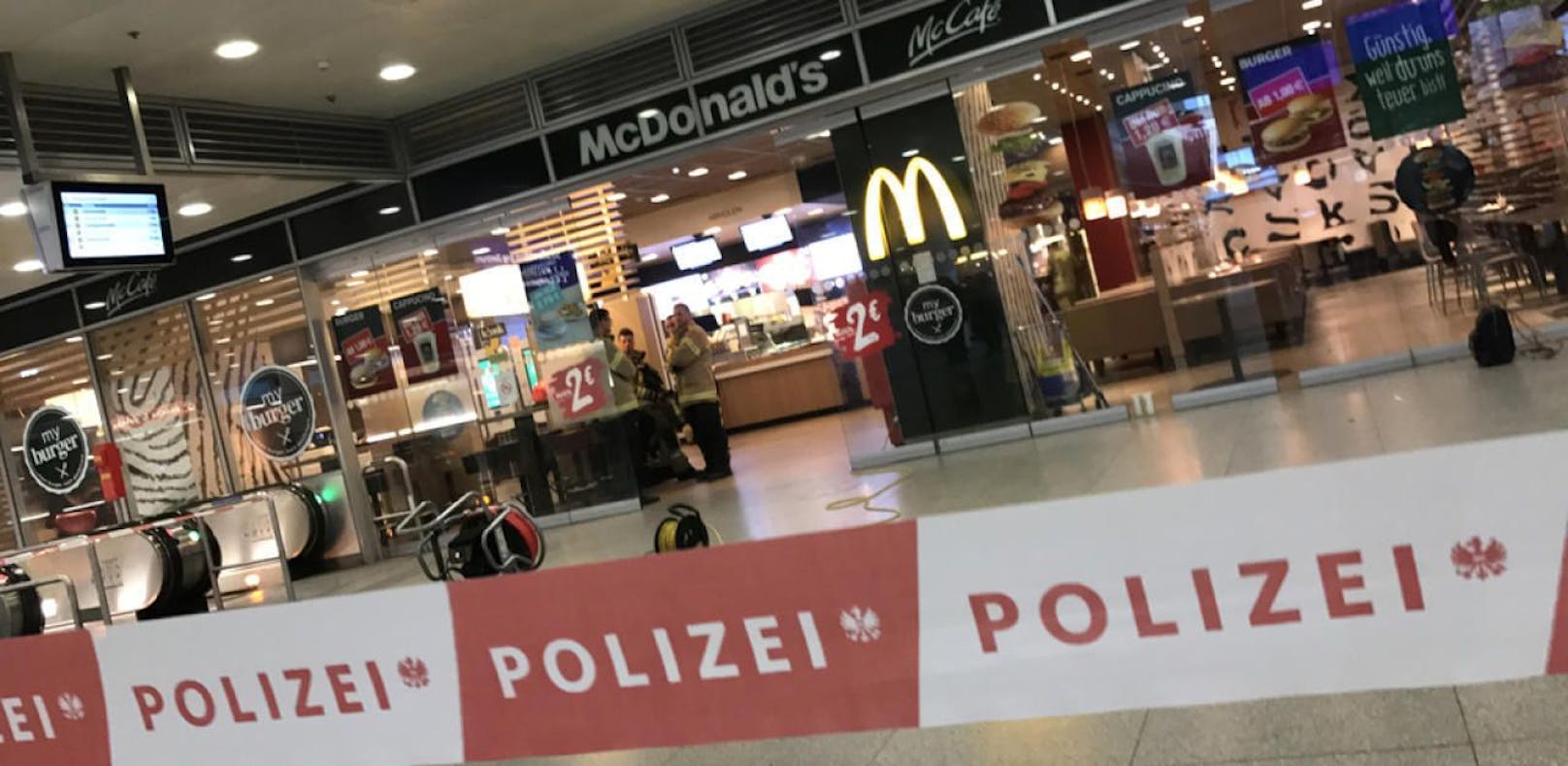 Brennpunkt Linzer Hauptbahnhof: Immer wieder kommt es dort zu Gewalt. Nach einer Pfefferspray-Attacke musste sogar schon der McDonald's geräumt werden.