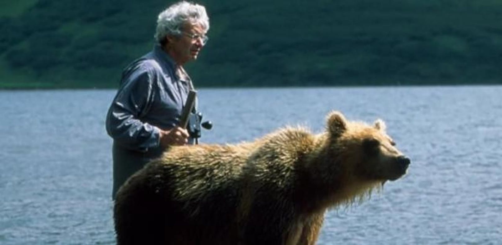 Der kanadische Bärenforscher Charlie Russell starb am 7. Mai 2018 in Calgary im Alter von 76 Jahren aufgrund von Komplikationen nach einer Operation.