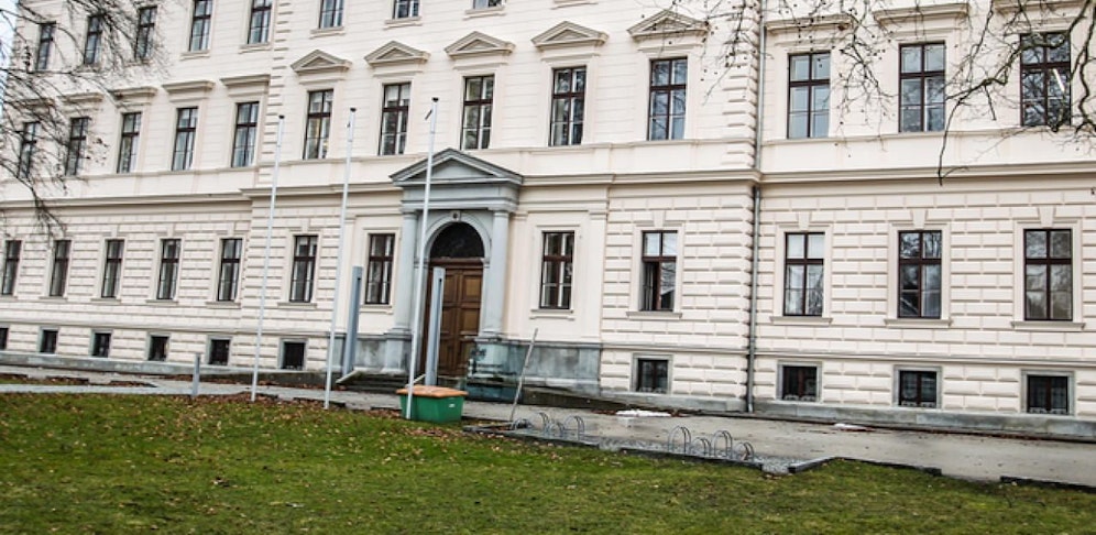 Vier Rumänen stehen in Ried vor Gericht.