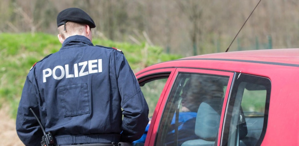 Die Beamten konnten die Männer im Auto sitzend antreffen. 