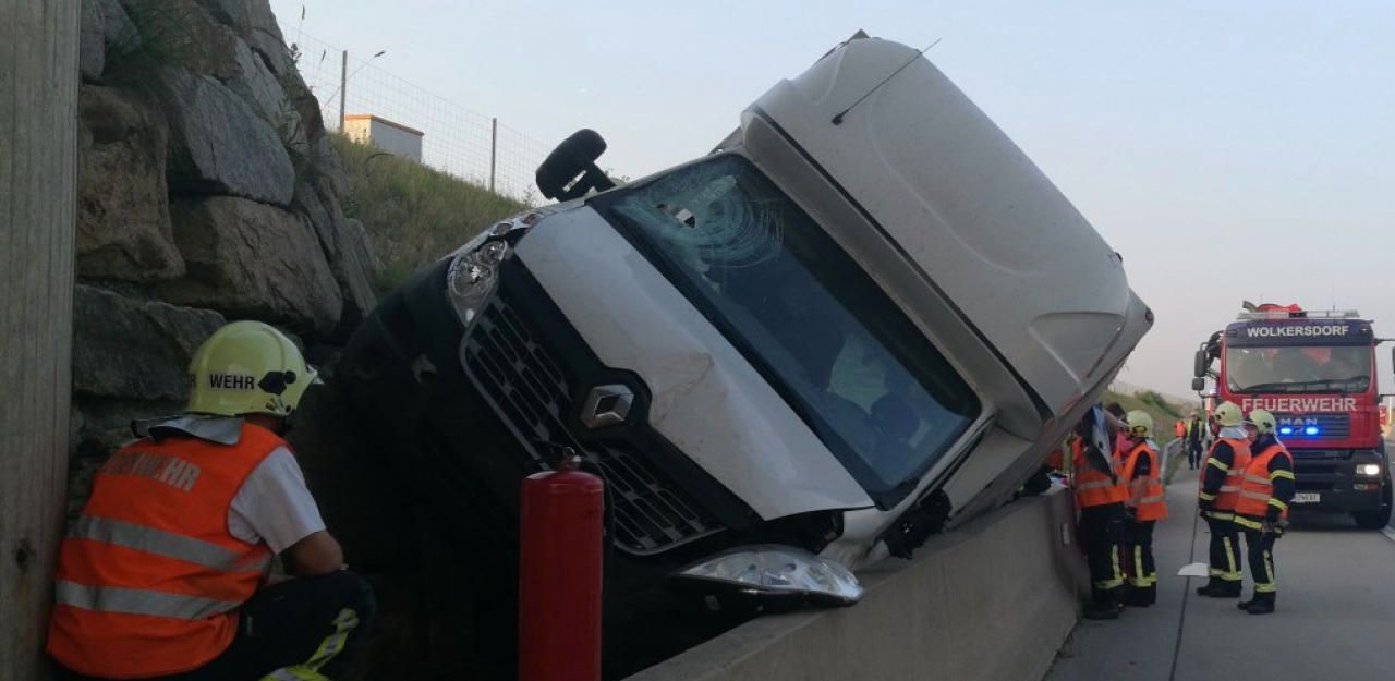 Heute.at - Crash auf A5: Lkw hinter Betonleitwand verkeilt