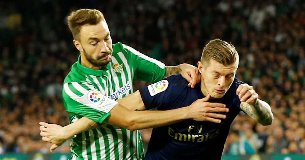 Toni Kroos (r.) im Duell mit Loren