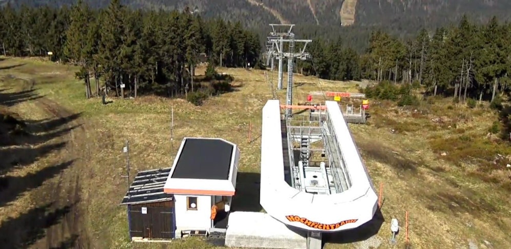 Die Männer führten Wartungsarbeiten auf der Skipiste durch.