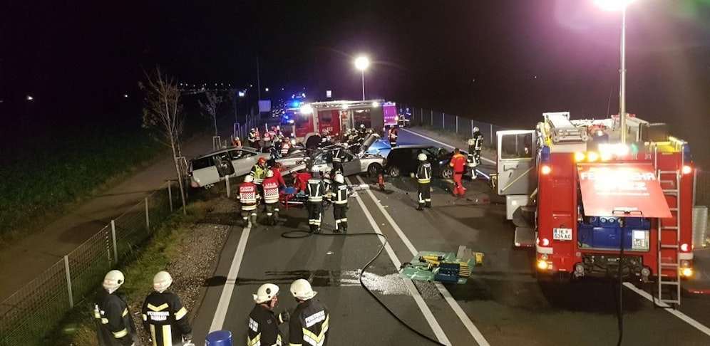 Feuerwehr, Polizei, Rettung und Notarzthubschrauber mussten nach Unfall mit drei Fahrzeugen ausrücken.