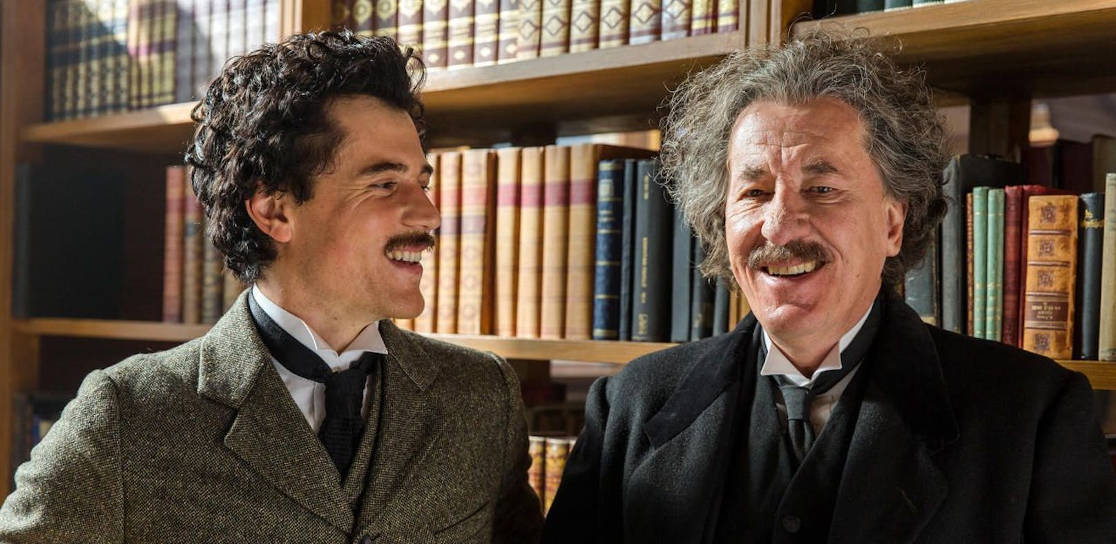 Der junge und der alte Einstein: Johnny Flynn und Geoffrey Rush am Set von &quot;Genius: Einstein&quot;. 