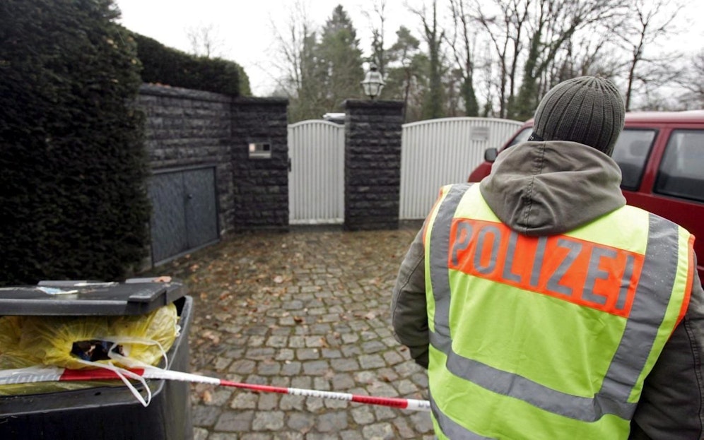 Schon im Dezember 2006 rückte die Polizei zu Bohlens Anwesen an. Zwei maskierte Räuber hatten den Musikproduzenten dessen damalige Freundin darin überfallen.