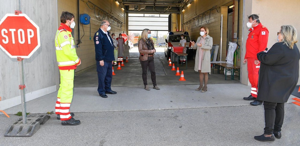 Der Präsident des Samariterbundes Otto Pendl, Landesrätin Ulrike Königsberger-Ludwig, Landeshauptfrau Johanna Mikl-Leitner, Rot-Kreuz-General Josef Schmoll und die NÖ Sanitätsdirektorin Irmgard Lechner in St. Pölten, wo die erste Drive-In-Teststation eingerichtet wurde.