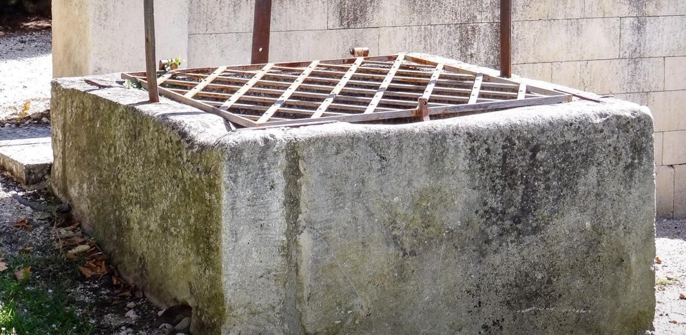 Rentner fiel in einen Brunnenschacht