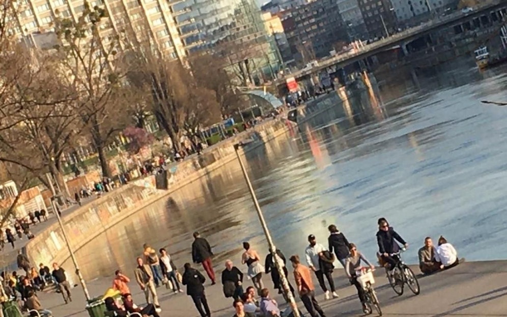 Der Donaukanal bleibt für Spaziergänge offen. Allerdings sollte man nur einen schnellen Spaziergang machen und dann in seine Wohnung zurückkehren. 