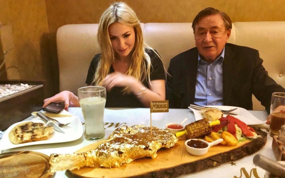 Lugner mit Monika und Goldsteak. 