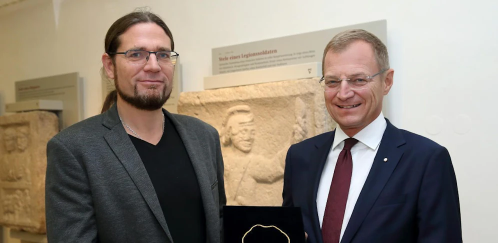 Zufrieden: LH Thomas Stelzer (li.) und Stefan Traxler, der wissenschaftlicher Leiter der Landesausstellung.
