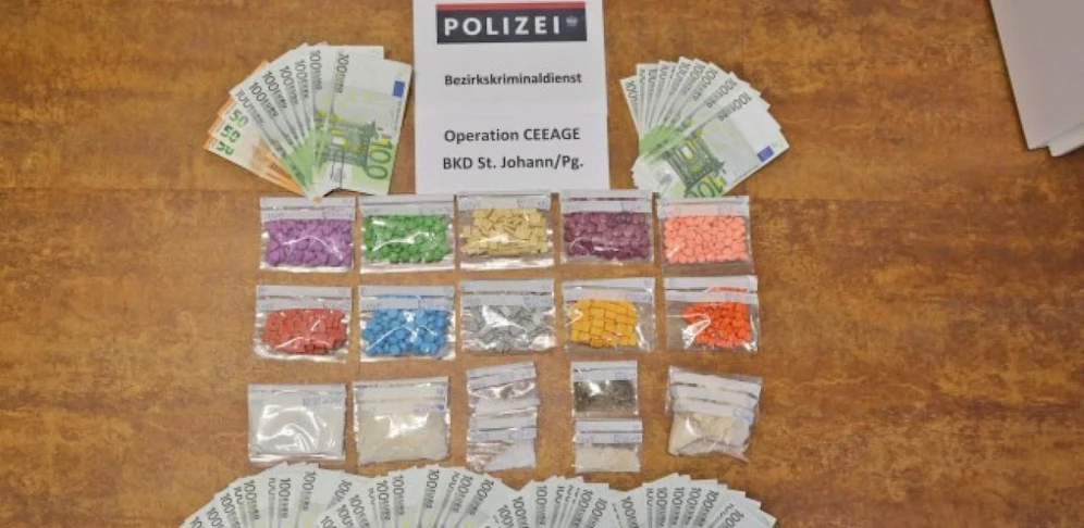 Bei einer Hausdurchsuchung in Salzburg fand die Polizei große Mengen illegaler Substanzen.