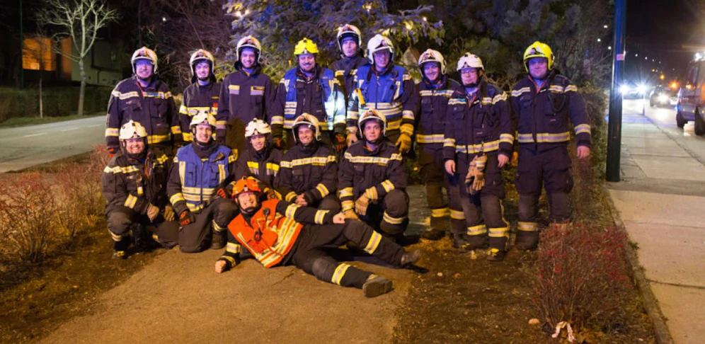 In den Abendstunden musste auch ein acht Meter hoher Christbaum erneut aufgestellt werden. Dieser Einsatz ermöglichte aber auch ein X-Mas-Gruppenfoto!