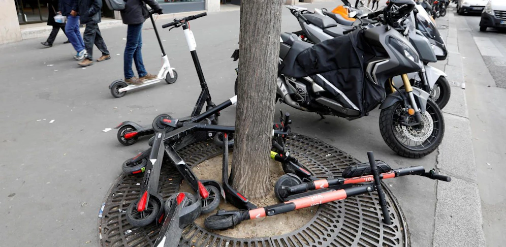 Ärgernis am Gehsteig: schlecht abgestellte E-Scooter