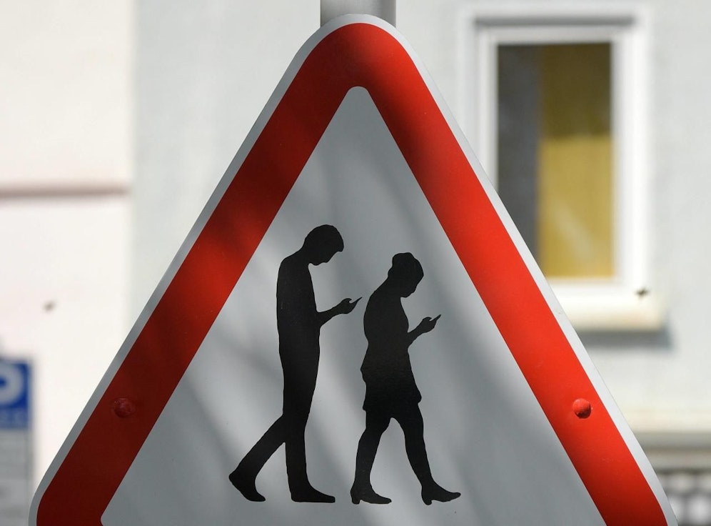 Smombies gefährden sich und andere im Straßenverkehr.
