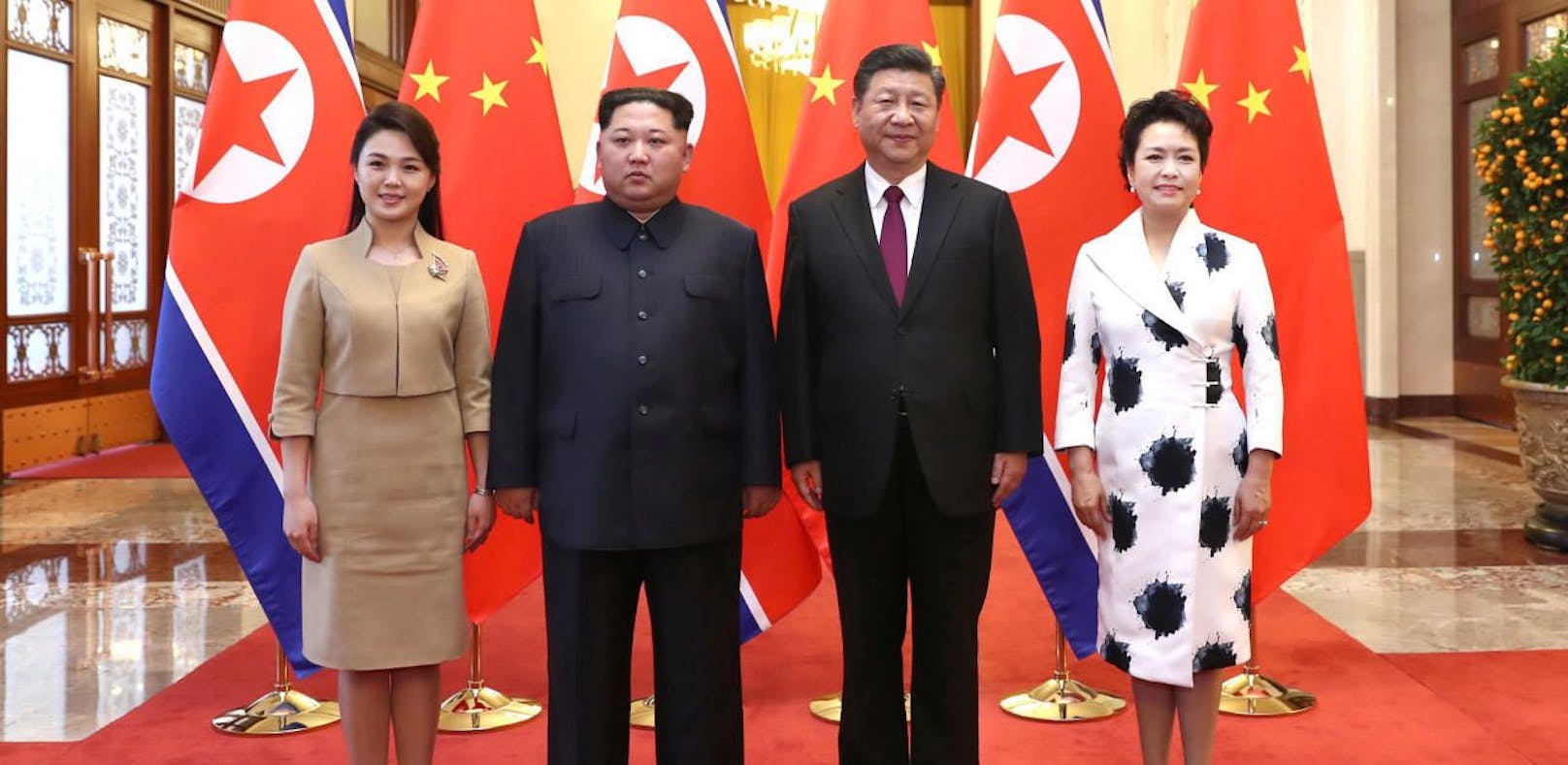 Chinas Staatspräsident Xi Jingpin und seine Ehefrau Peng Liyuan (re.) mit Nordkoreas Staatschef Kim Jong-un und Ehefrau Ri Sol-ju bei dessen erstem Staatsbesuch.