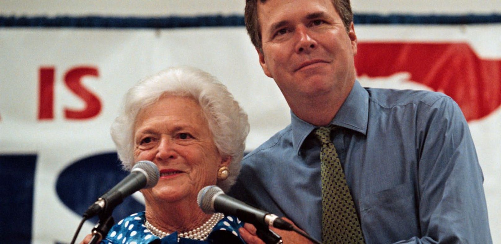 Barbara Bush mit ihrem Sohn Jeb Bush.
