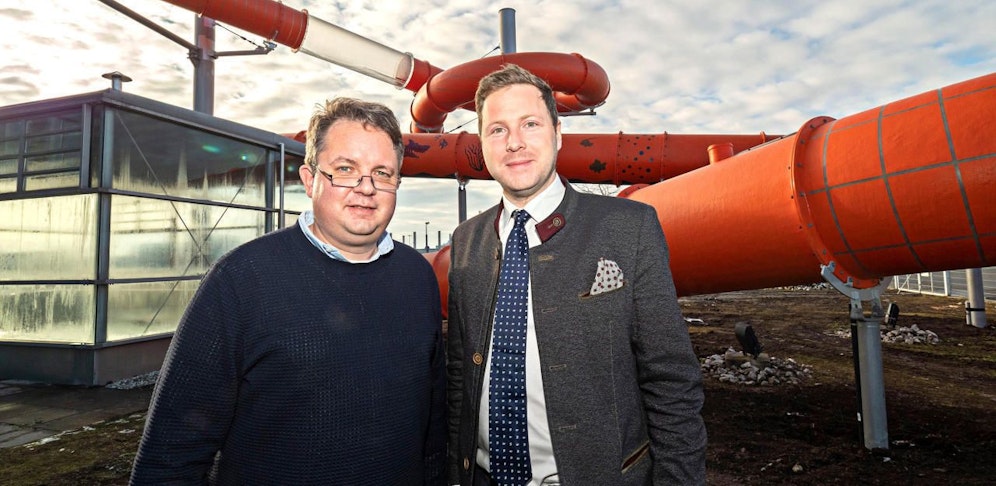 Aqua Nova-Betriebsleiter Markus Kopecky und Bürgermeister-Stellvertreter Michael Schnedlitz (FPÖ) vor der neuen Rutsche.
