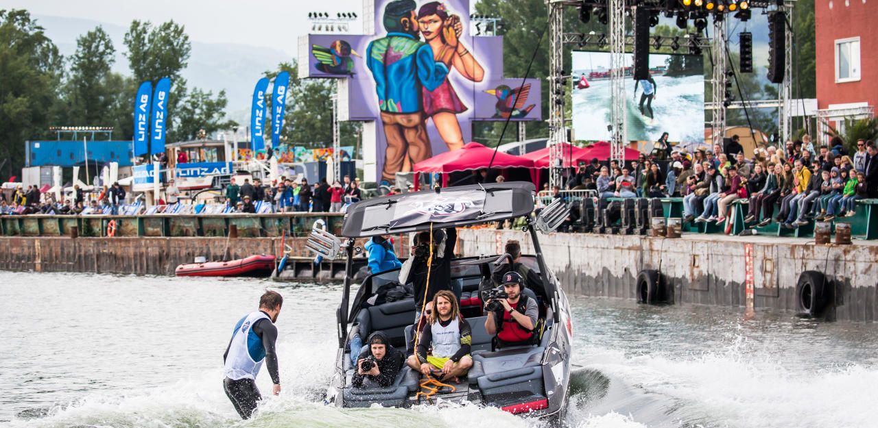 Heute.at - Bubbledays 2017: Strand am Schiff und Skydiving