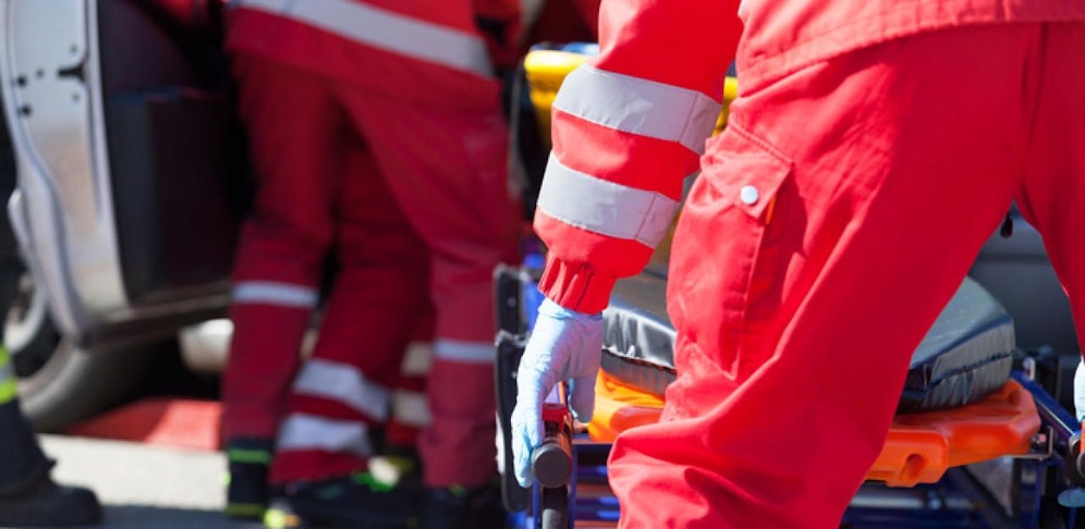 Rettungssanitäter konnten den stark Betrunkenen wenig später ausfindig machen, brachten ihn dann ins Spital. (Symbolbild).