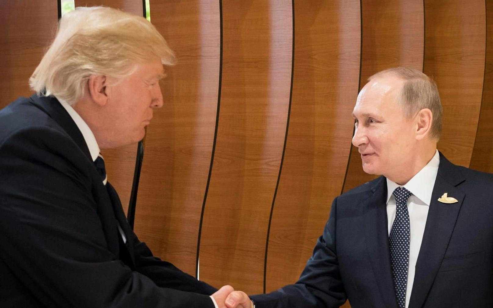 Beim G20-Gipfel in Hamburg trafen sich Donald Trump und Wladimir Putin zum ersten Mal. Daneben trafen sie sich aber ein zweites Mal heimlich, wie jetzt enthüllt wurde. 