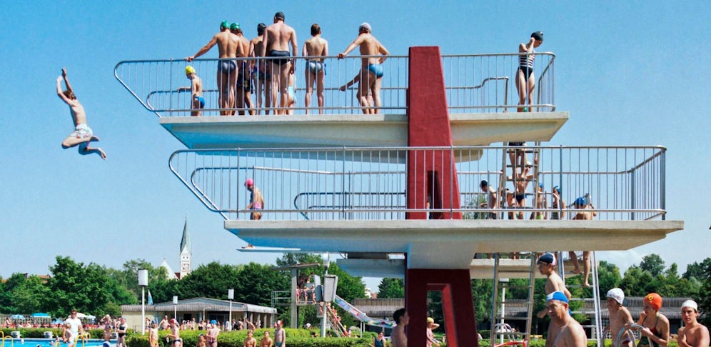 Der Bub war am Drei-Meter-Turm die Stufen hinaufgeklettert und offenbar ausgerutscht (Symbolbild).