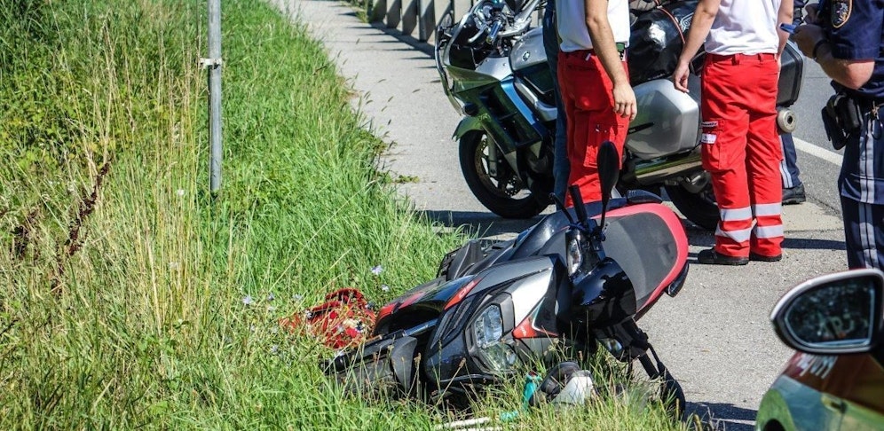 Das Moped und die Personen darauf erwischte es schlimm.