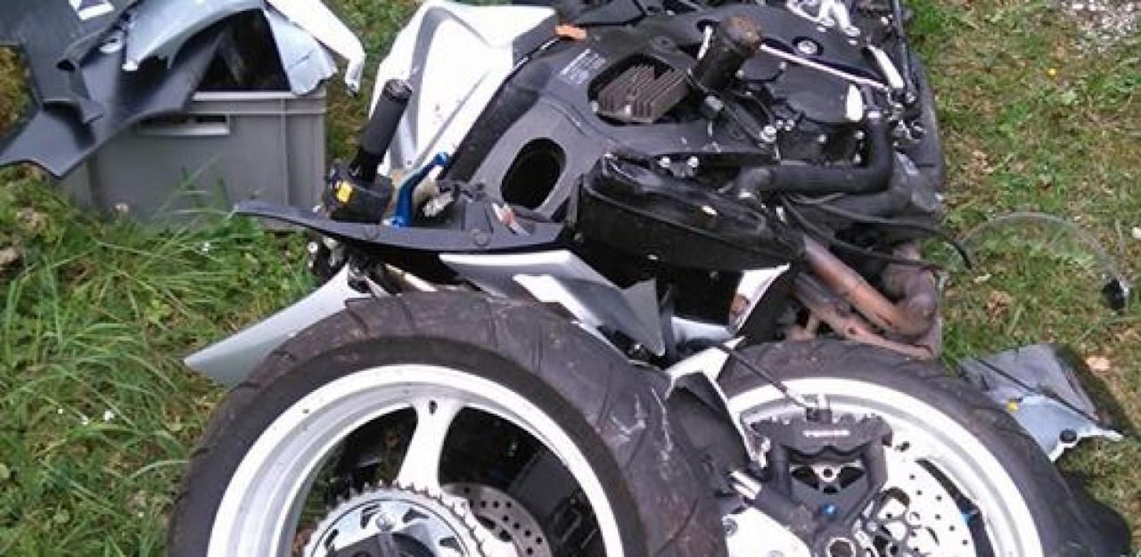 Bikerin stürzte: Motorrad zerschellte in Einzelteile