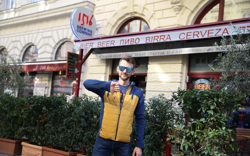 Eine Negativbewertung auf TripAdvisor brachte Nikolaus M. einen beleidigende Nachricht eines Wiener Bierlokals ein.