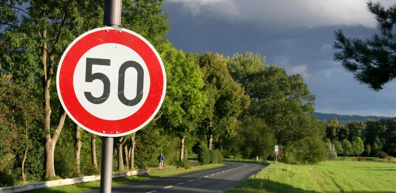 Symbolbild. Der 21-Jährige raste in Attnang Puchheim mit 144 km/h auf der mit 50 km/h beschränkten B1.