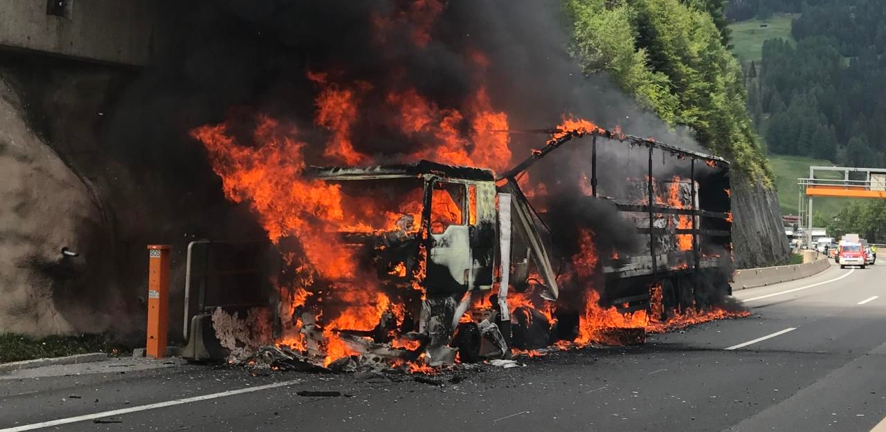 Heute.at - Lkw fackelte auf Brenner Autobahn ab: Totalsperre