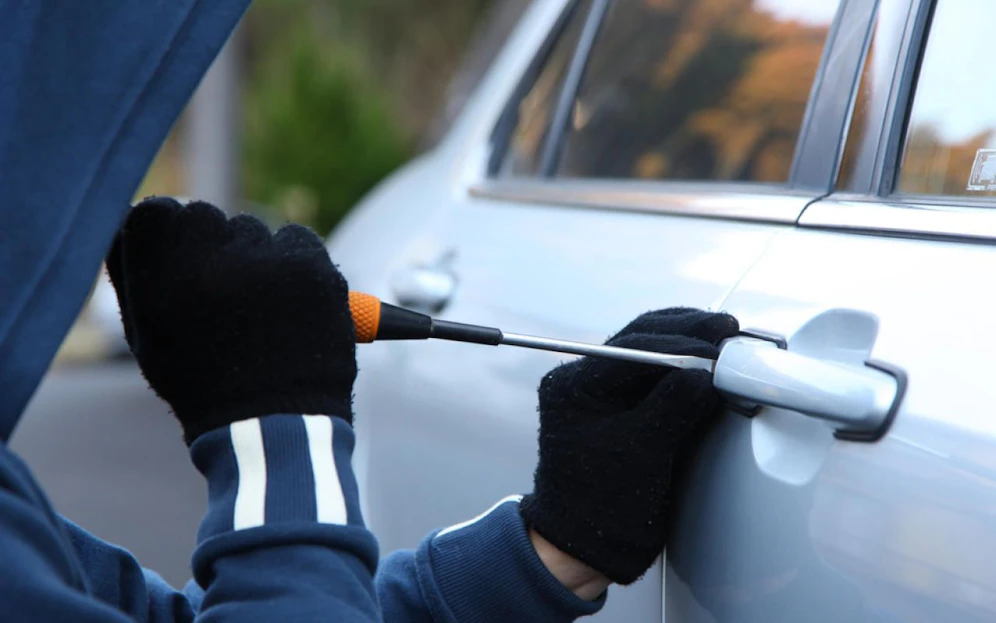 Der Einbrecher (31) brach das geparkte Auto auf, wurde vom Besitzer erwischt. 