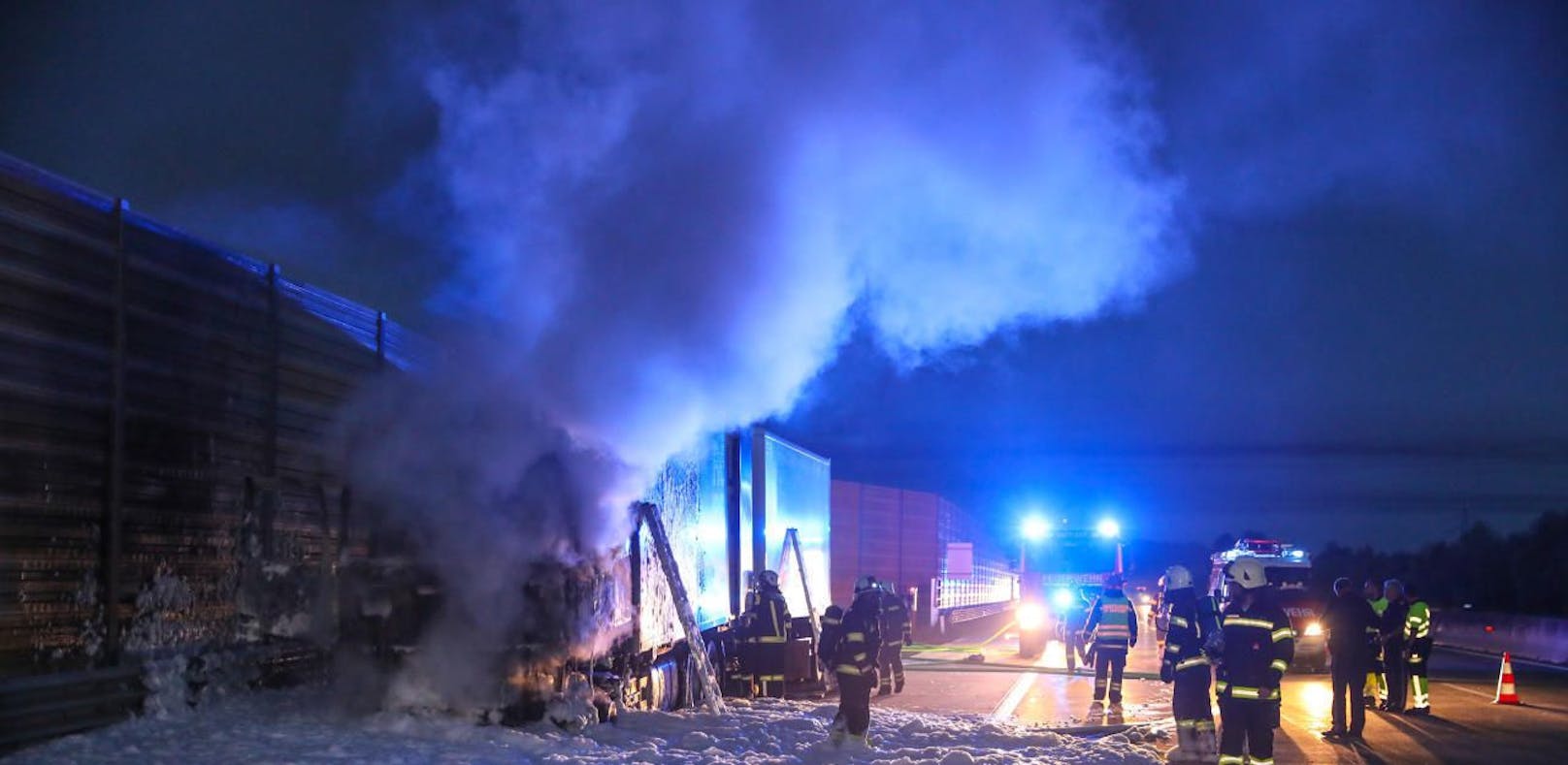 Mit Möbel beladener Lkw auf der A1 ausgebrannt