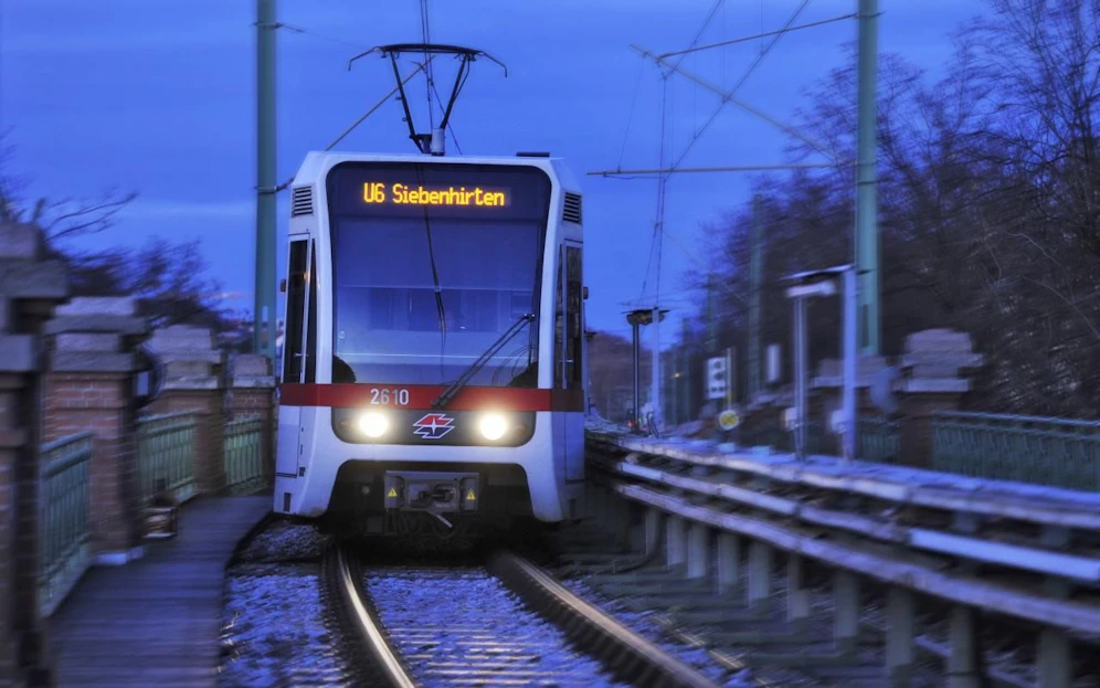 U-Bahn Zug der Linie U6 auf offener Strecke nahe der Station Josefstädter Straße (c) Johannes Zinner