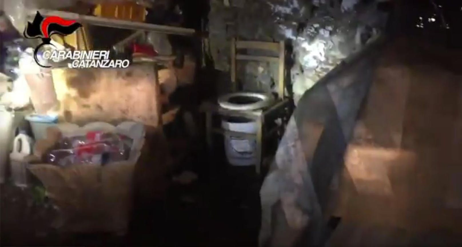 Links die Essensvorräte, rechts ein notdürftiges Klo: In diesem Keller hauste die Frau mit ihren Kindern als Sexsklavin.